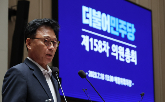 박광온 더불어민주당 원내대표가 18일 서울 여의도 국회에서 열린 의원총회에서 발언하고 있다. 연합뉴스.